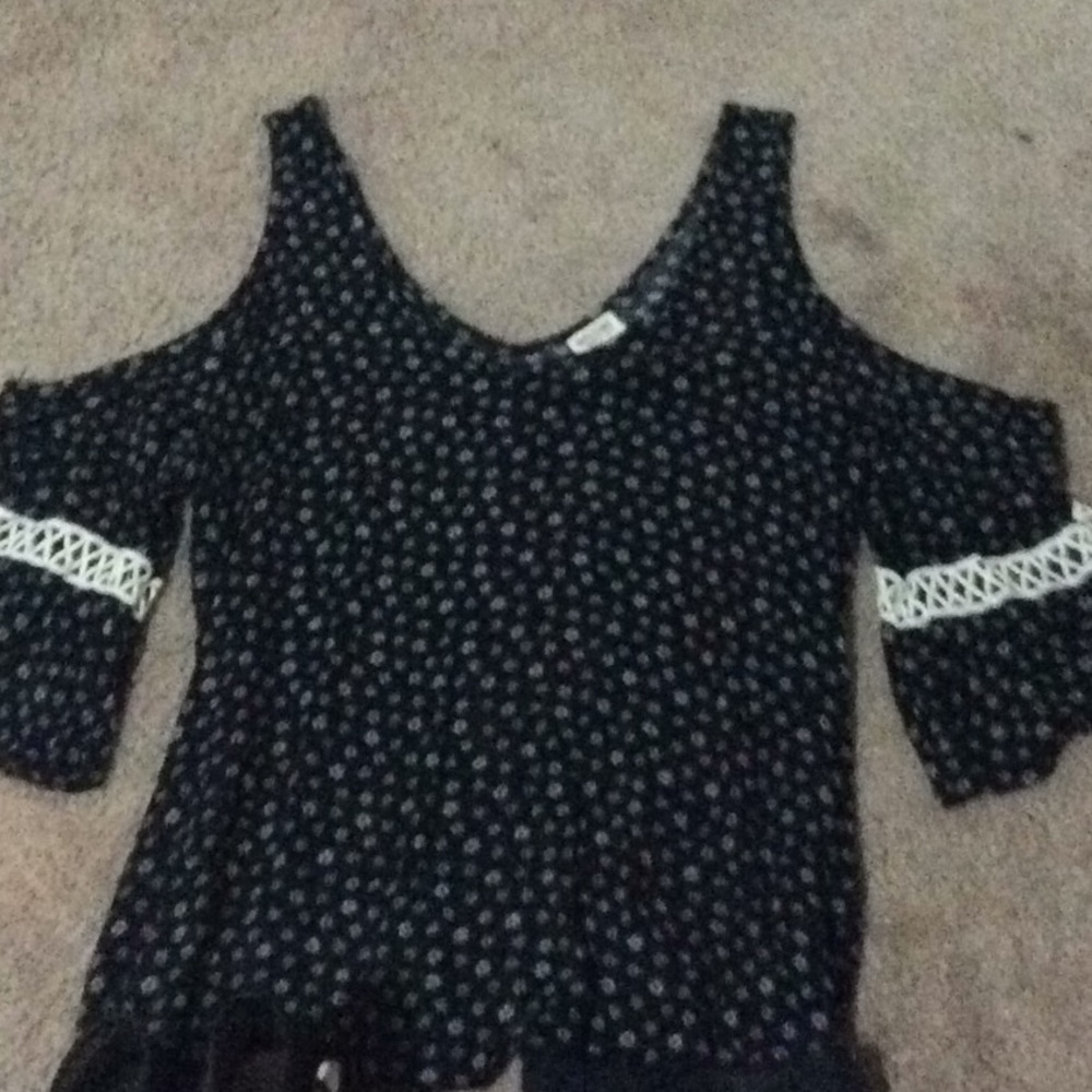 MOSSIMOS COLD SHOULDER TOP! - Picture 4 of 7